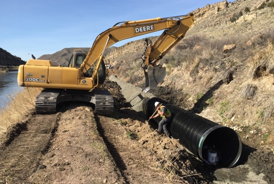 Installation of DuroMaxx steel reinforced polyethylene (SRPE) pipe.