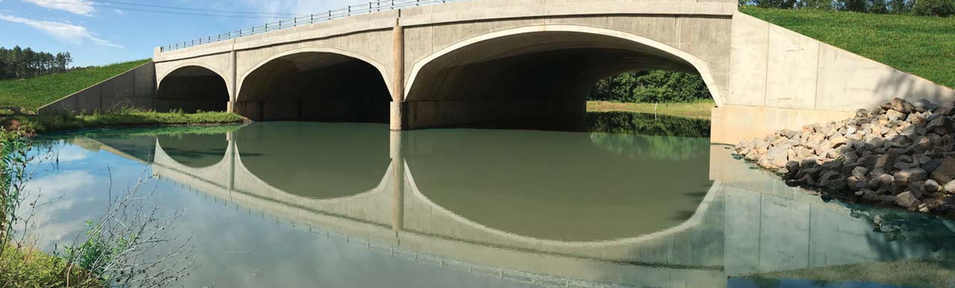 A CON/SPAN O-Series precast modular bridge over a river. 